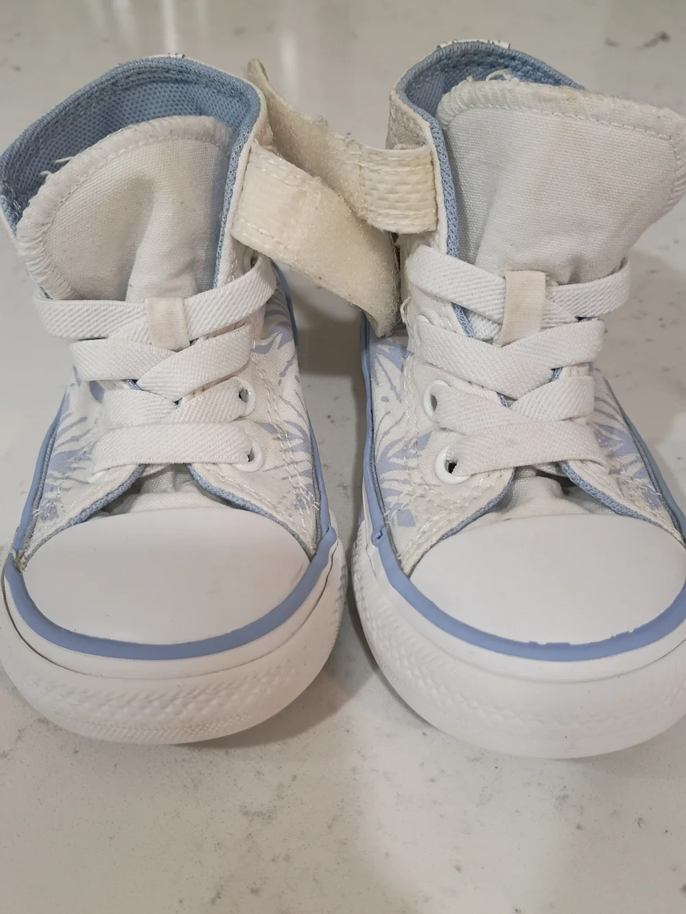 Converse one pair